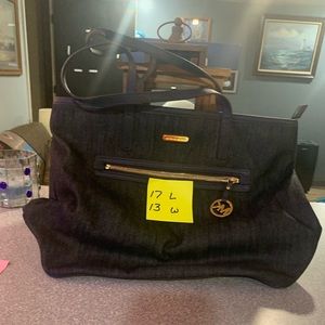 Michael kors denim purse used a few times no wear or tear don’t use anymore